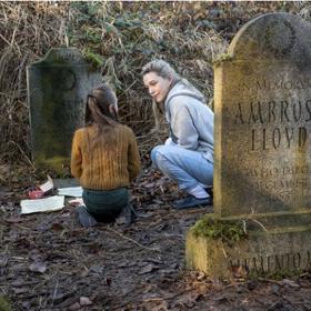 Záhadné sídlo Bly (2020): Když někdo zemře, neznamená to, že se už nevrátí. 