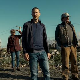 Půlnoční mše (2021): Když na ostrov přijede nový kněz, začnou se dít podivné věci. 