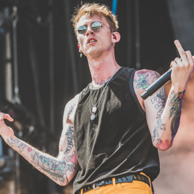Důkazem její excentričnosti je také její nejnovější partner, rapper Machine Gun Kelly.
