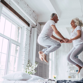 Monogamie na první pohled vypadá jako správný recept na život, díky kterému se dožijeme stáří po boku milované osoby.