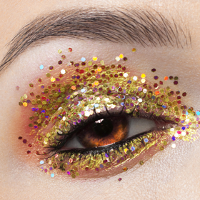 Na podzim se neobejdete ani bez třpytek. Naneste je k vnějšímu koutku oka a těsně pod obočí.
