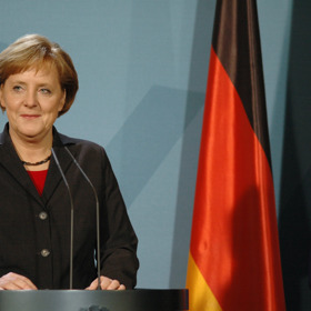 Kariéru na postu kancléřky zahájila Angela tmavými kalhotovými kostýmy, na které byla zvyklá ze svého působení na univerzitě v Berlíně.