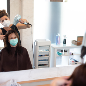 Nepoužívejte lacinou vlasovou kosmetiku, nevyplatí se to. Zvlášť při styku vlasů s teplem pak dochází k nežádoucím chemickým reakcím.
