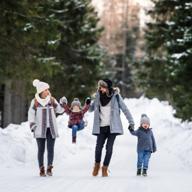 Z Japonska se do celého světa rozšiřuje takzvané lesní koupání. Jde v něm o napojení na přírodu a hluboké dýchání, které posiluje imunitu.