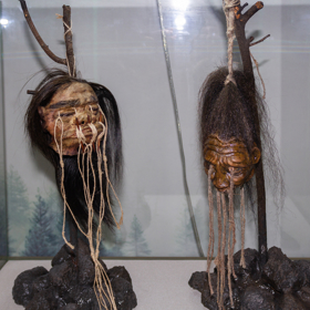 Domorodci dávali scvrklými hlavami kolonizátorům najevo, že si s nimi nemají zahrávat.