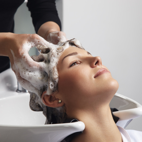 Při mytí vlasů je třeba zaklonit hlavu tak, aby vám voda netekla do očí a kadeřník mohl bez problémů vyšamponovat i vlasy nad čelem.
