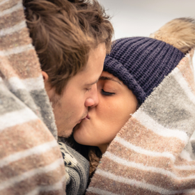 Imunitu významně posiluje také líbání. Dochází u něj k přenosu bakterií a tělo se díky tomu stává odolnějším.