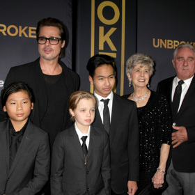 Shiloh už záhy po narození naplnila Angelininy obavy, že její děti mohou mít problémy samy se sebou. Shiloh (dole uprostřed) se odmítala identifikovat jako dívka, toužila po chlapeckém účesu a oblečení. Angelina její pořadavky zprvu bagatelizovala. "Je to stejné, jako když si děti hrají na Supermana. Moje dcera si holt hraje na bráchy," omlouvala ji.