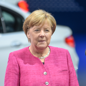 Merkel dokonale ovládá řeč barev. Růžovou si bere na sebe při příležitostech, kdy klade větší důraz na svou osobu než své poslání. Symbolizuje jí optimismus a otevřenou mysl.