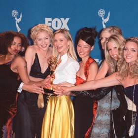 Herečku Calistu Flockhart proslavila role potrhlé právničky Ally McBealové ve stejnojmenném seriálu. Na fotce z roku 1999 se Calista a její kolegové radují z ceny EMMY pro nejlepší komediální seriál.