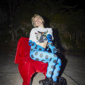 Pozadu nezůstává ani zpěvačka a herečka Miley Cyrus.
