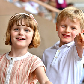 Dvojčata Jacques a Gabrielle odloučením od matky znatelně trpí. Stýská se po nich i Charlene. Není divu. Za poslední půlrok, kdy kněžna odjela do Jihoafrické republiky, se podle všeho viděli jen párkrát.