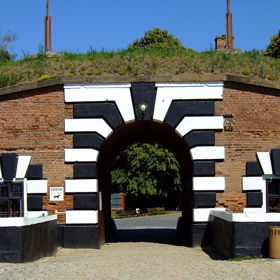 Židé byli v protektorátu připraveni o majetek i práva. Terezín však nebyl konečnou stanicí. Mnozí z nich putovali dál na východ, třeba do Osvětimi. A to byla jistá smrt.