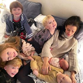 Hilaria Baldwin s celou šesticí: Eduardo, Romeo Alejandro David, Leonardo Ángel Charles, Rafael Thomas, Carmen Gabriela a Lucia.