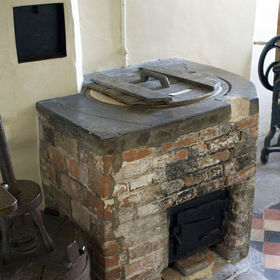 Nejprve ale svou oběť povařila v takzvaném brutaru, což je ohřívač vody používaný v koupelnách nebo větších kuchyních.