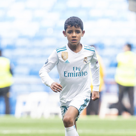 Cristiano junior kráčí ve stopách svého otce. Úspěšně hraje fotbal, často s tátou přebírá různé trofeje, a dokonce se představil v reklamě na kolekci oblečení CR7, které navrhuje Cristiano senior.
