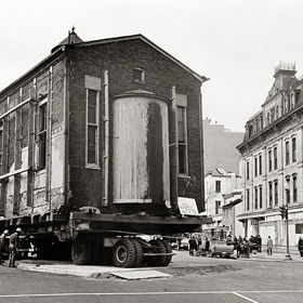 Stěhování celých měst se zatím nekoná. Pouze budovy lze demontáží přemístit na požadované místo.