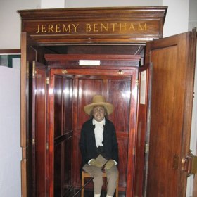 Jeho ostatky se měly vycpat slámou a uložit do takzvané autoikony.