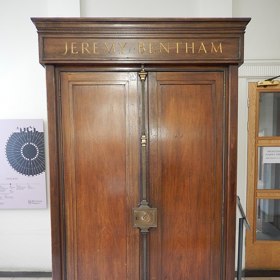 Než umřel, stačil Jeremy Bentham sepsat podivnou závěť.