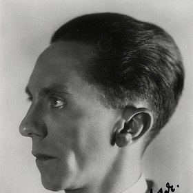 Joseph Goebbels měl podle vzhledu do typického Árijce opravdu daleko.