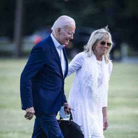 23. května 2021 - Po víkendu v Camp Davidu zamířila Jill do Bílého domu příznačně celá v bílém. Na sobě má skinny džíny, tričko a dlouhý plášť lemovaný krajkou. Outfit doplnila espadrilkami a slunečními brýlemi Ray-Ban.