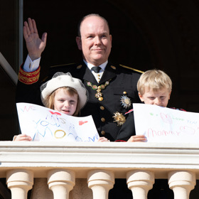 Na letošním listopadovém Národním dnu Monaka se Albert objevil na palácovém balkoně pouze s dětmi Jacquesem a Gabrielle. Ti třímali papíry se srdceryvnými vzkazy pro maminku. Charlene na oslavy nedorazila, údajně se nachází na blíže neurčené klinice, kde se dává dohromady po psychické i fyzické stránce. 