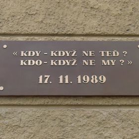 Průvod na Albertově měl být původně k uctění památky Jana Opletala, studenta, který zahynul během protinacistické demonstrace 28. října 1939. Lidé však přišli s transparenty "Jakeše do koše" a podobně.