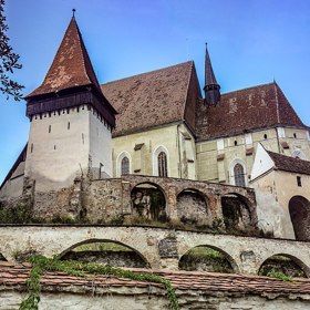 Pro účely prevence vzniklo v místním opevněném kostelíku manželské vězení.