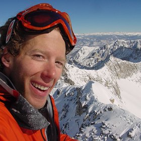 Arona Ralstona uvěznil v dubnu roku 2003 v Utahu obrovský balvan a přiskřípl mu ruku. Nikdo nevěděl, kde Aron je. V opuštěném kaňonu strávil neuvěřitelných 127 hodin. Poté se rozhodl, že si amputuje ruku. Nic jiného mu ani nezbývalo. Přežil, ale zaplatil za to velkou cenu. O jeho dobrodružství byl natočen i film s Jamesem Francem v hlavní roli. Jmenuje se, jak jinak, 127 hodin.
