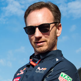 Horner je šéfem stáje F1 Red Bull. Ročně si vydělá v přepočtu 220 milionů korun. Syn Monty přesto žije díky matce celkem skromně.