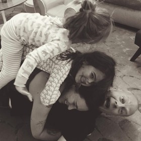 Hotová reklama na štěstí. Zdá se, že Bruce příliš netrápí, že nemá syna. K radosti mu bohatě stačí pět dcer a dvě ženy jeho života - exmanželka Demi a současná žena Emma.
