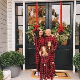 Bruce Willis s rodinou o minulých Vánocích. Společná fotografie v pyžamech dokládá, že všichni, včetně slavného tatínka, mají neobyčejný smysl pro humor.
