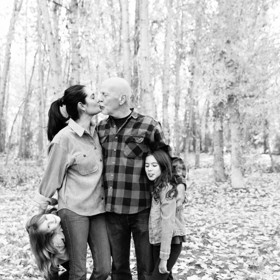 Emma a Bruce letos oslavili dvanácté výročí svatby. Zdá se, že se i po těch letech milují pořád stejně. Na snímku s dcerami.