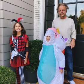 O letošním Halloweenu se Bruce odvázal. V tomto kostýmu je prakticky k nepoznání.