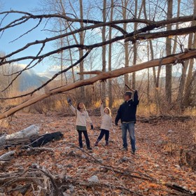 Rodina s oblibou vyráží na túry do přírody. Možná tam hledá potřebný klid, kterého se jí ve městě plném všetečných lidí nedostává.