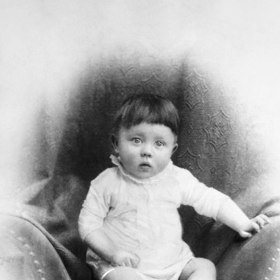 Adolf Hitler se narodil 20. dubna 1889 v rakouském Braunau am Inn Aloisi a Kláře Hitlerovým.