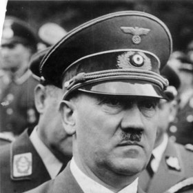 Za rozpoutání následného holokaustu připisují historici Adolfu Hitlerovi 11 až 17 milionů mrtvých. 