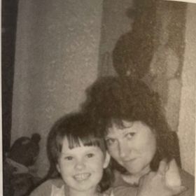 Martina Mrakviová v náručí maminky.