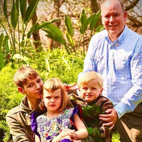 Kněžna však na posledních snímcích nevypadá vůbec spokojeně. Hodně zhubla a celkově působí nezdravě. Na snímku s manželem a dětmi Jacquesem a Gabrielle.
