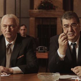 Euforií během Pražského jara, následnými represemi ze strany Sovětského svazu a záhadnou autonehodou.