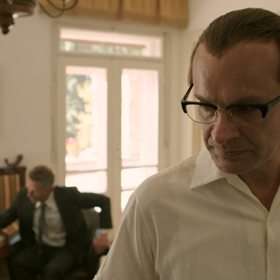 Herec Adrian Jastraban se na roli Alexandra Dubčeka připravoval sledováním obrovského množství dobových záběrů.