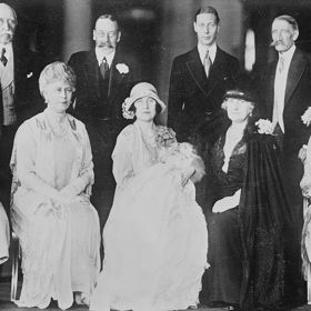 Křtiny budoucí královny Alžběty II. Na fotografii z 29. května 1926 drží malou Alžbětu na rukou její maminka Vévodkyně z Yorku.