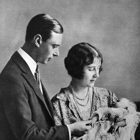 Rodinný portrét vévody a vévodkyně z Yorku, respektive krále Jiřího VI. a královny Alžběty, s novorozenou princeznou Alžbětou (později královnou Alžbětou II.).
Fotografie pochází z roku 1926. 