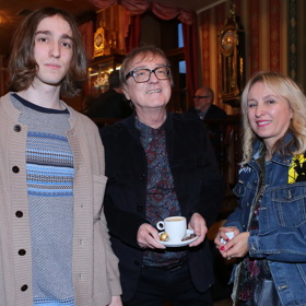 Mají syna Davida, který se také živí hudbou. 