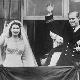 Princezna Alžběta a princ Philip, vévoda z Edinburghu, poprvé mávají veřejnosti z okna Buckinghamského paláce jako manželé.