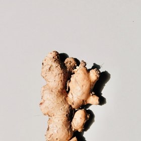 Zázvor patří mezi potraviny, které je možné použít jako přísadu do polévky, třeba i do kuřecího vývaru. Výtečně totiž pomáhá blokovat viry.