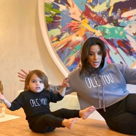 Máma a syn v mikinách od firmy Ole You, kterou vlastní hereččin bratr.