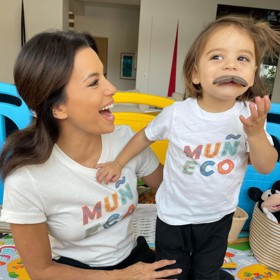 Herečka se synem v tričkách značky Sweeter Than Pan Dulce.
