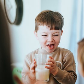 Mléko je zdrojem selenu a zinku. Jeden šálek poskytuje 11 %, respektive 7 % jejich doporučené denní dávky. Selen zlepšuje funkci imunitních buněk a nedostatek zinku zase narušuje funkci imunitního systému. Ten se naopak zlepšuje se zvyšujícím se příjmem zinku.