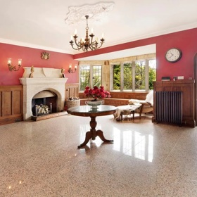 V hlavním domě je vedle knihovny a tzv. pánského pokoje také taneční sál, kde je možné pořádat různé společenské akce. 